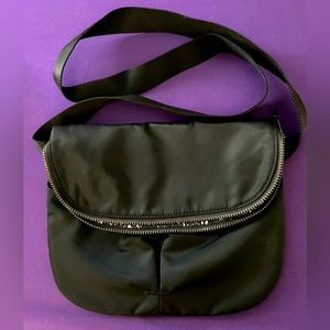 LULULEMON CROSSBODY - BLACK - 10 Inches x 8 Inches - ADJUSTABLE STRAP💼